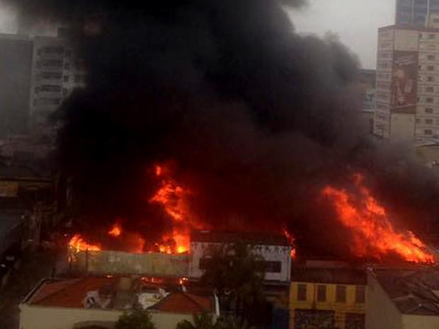 Incêndio em autopeças na Avenida Benjamin Constant  (Foto: Selma Martins / VC no G1)