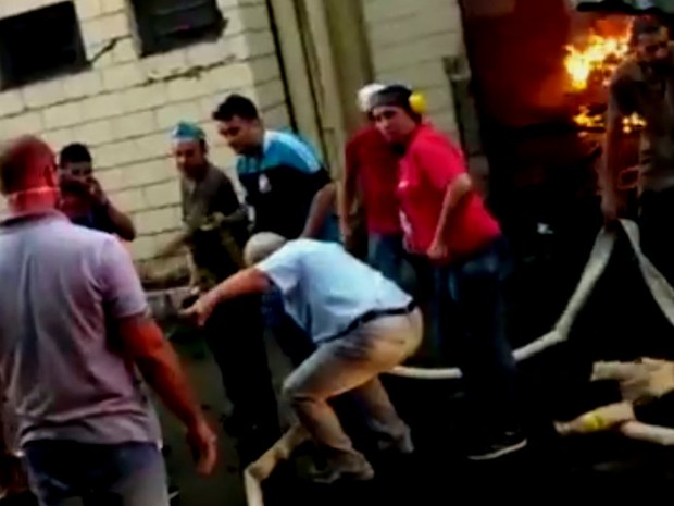 Incêndio atinge fábrica de tecidos de Nova Odessa (Foto: Reprodução/EPTV)