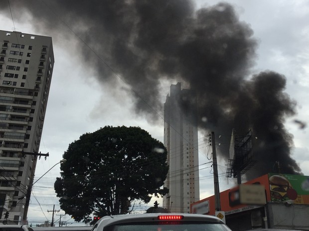 Incêndio de grandes proporções atinge loja de pneus no Setor Marista em Goiânia (Foto: Danielle Oliveira/G1)