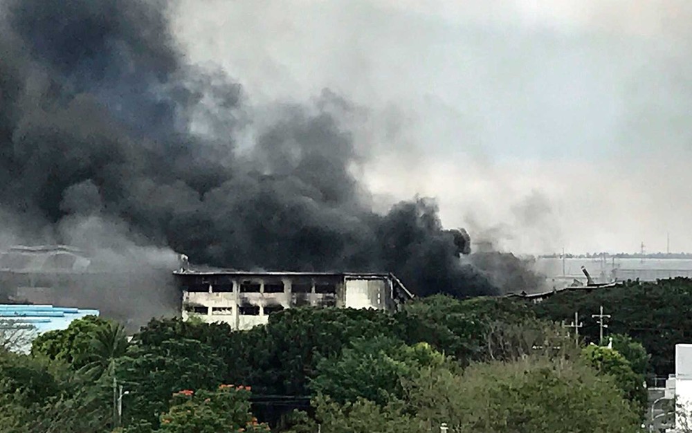 Incêndio atingiu fábrica de casas pré-fabricadas no sul de Manila, Filipinas (Foto: Joeal Calupitan / AP Photo)