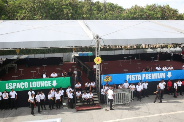 Centenas de funcionários passaram o dia no local até o evento ser cancelado