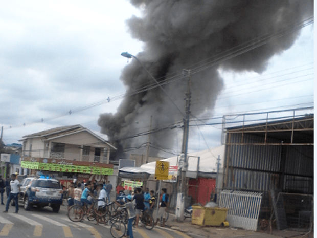 Incêndio liberou fumaça tóxica, segundo o Corpo de Bombeiros (Foto: Eder Barros/Arquivo Pessoal)