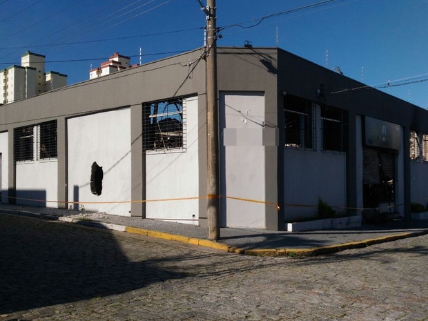 Fogo consumiu academia durante a madrugada de domingo (Foto: Alessandro Batata/TV Diário)