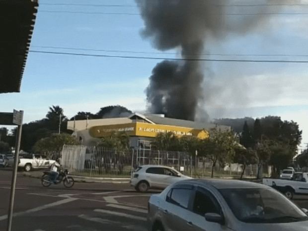 Fumaça na prefeitura podia ser vista de longe (Foto: André Barbosa/Arquivo Pessoal)