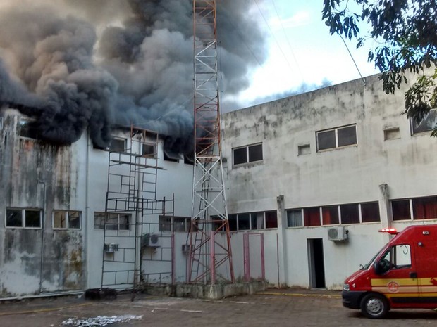Corpo de Bombeiros foi acionado para combater as chamas (Foto: Arquivo pessoal)