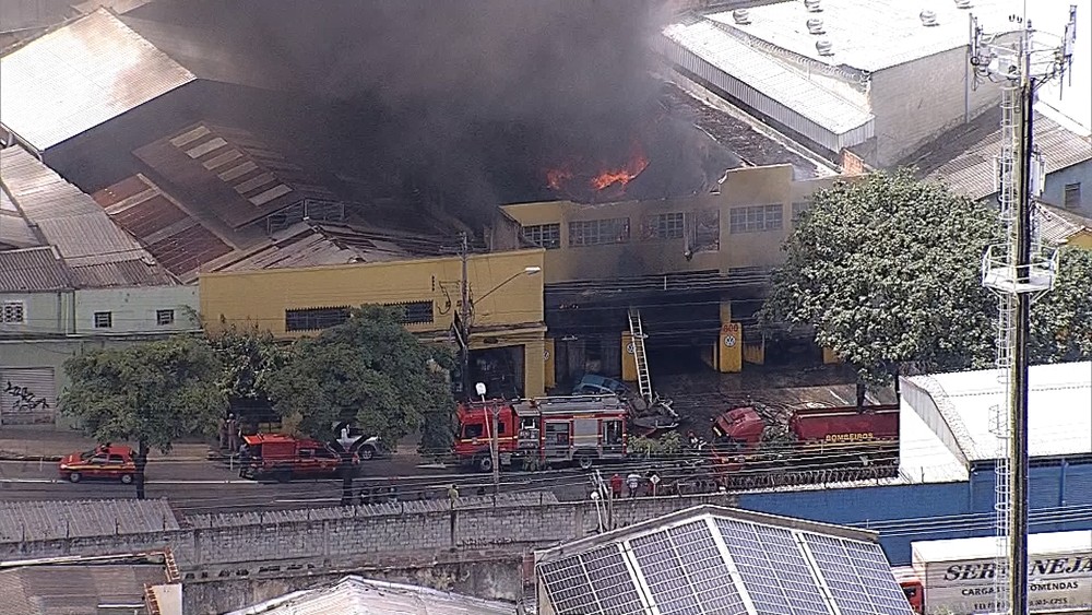 Por volta das 13h50, Corpo de Bombeiros informou que cerca de 15 militares trabalhavam no combate às chamas (Foto: Reprodução/TV Globo)