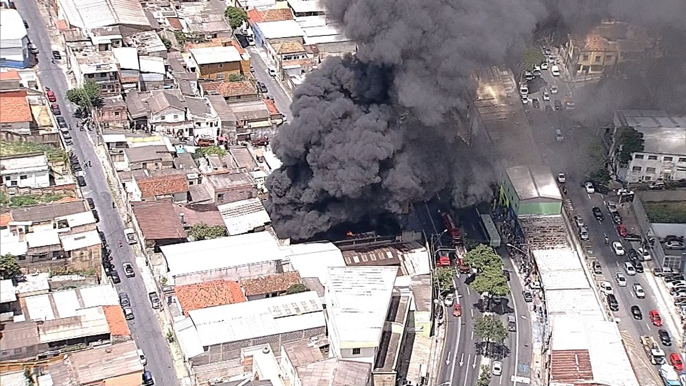 Nuvem de fumaça escura encobriu o local do incêndio (Foto: Reprodução/TV Globo)