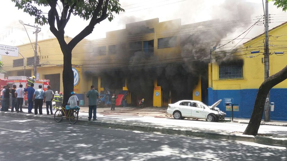 Segundo bombeiros, funcionário de loja estava retirando combustível de tanque de carro quando fogo começou (Foto: Alessandro Oliveira Guimarães/Arquivo Pessoal)