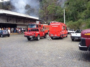 Bombeiros controlaram as chamas (Foto: Fernando Moraes / Inter TV)
