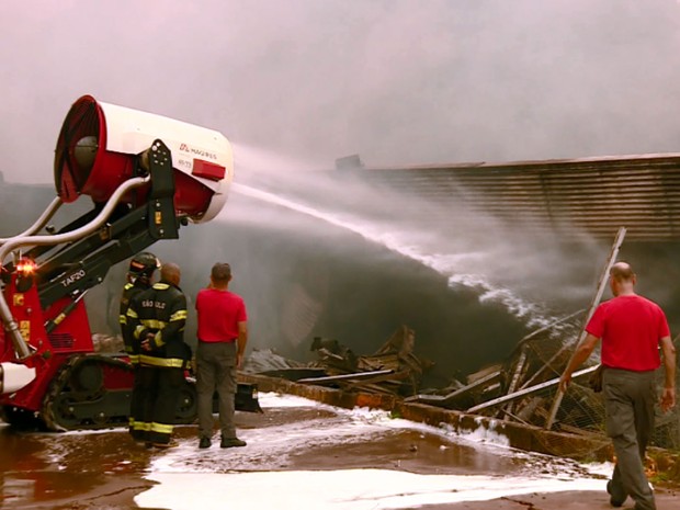 Equipamento dos Bombeiros de SP ajuda no combate ao incêndio em Americana (Foto: Reprodução EPTV)