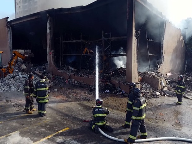 Bombeiros combatem fogo no Hipermercado Walmart, em Americana (Foto: Reprodução EPTV)