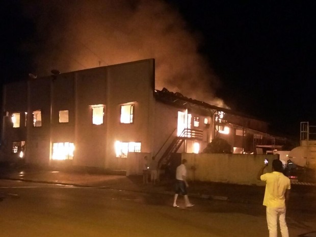 Incêndio causou explosão e destruiu fábrica de móveis em Lucas do Rio Verde (Foto: Divulgação/Corpo de Bombeiros-MT)