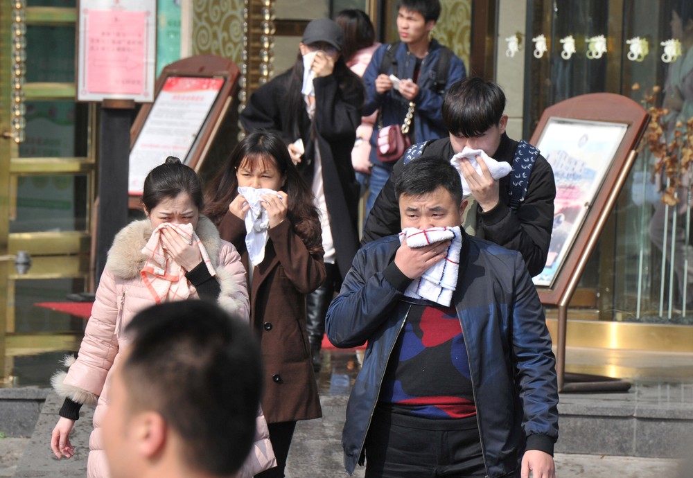 Pessoas deixam o Hotel HNA depois de incêndio que deixou mortos e feridos (Foto: Reuters/Stringer)