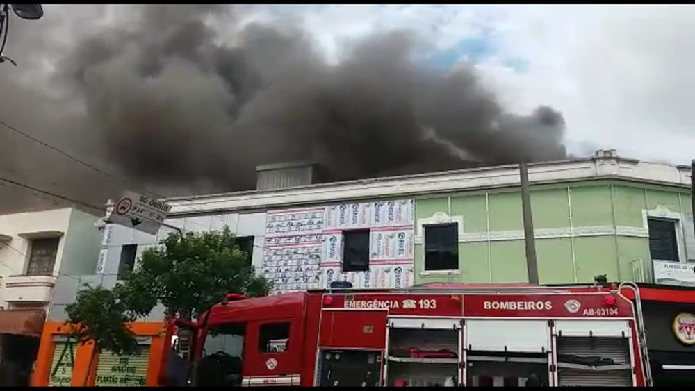 Incêndio atingiu padaria na Avenida Celso Garcia, na Zona Leste de SP (Foto: Anderson Colombo/TVGlobo)
