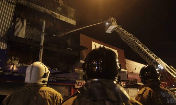 Bombeiros tentam combater as chamas na loja - Pedro Teixeira